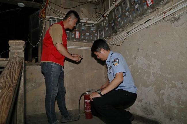 网格员与民警联合巡逻,排查安全隐患。古田县融媒体中心供图
